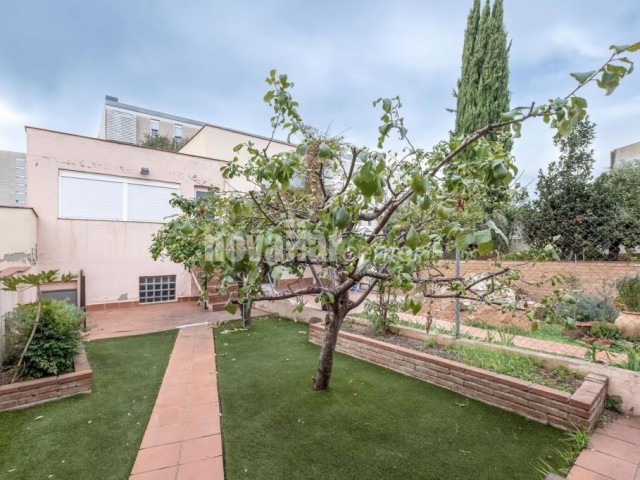 PLANTA BAJA ESTILO CASA INGLESA, CON GARAJE, TERRAZA Y JARDÍN.