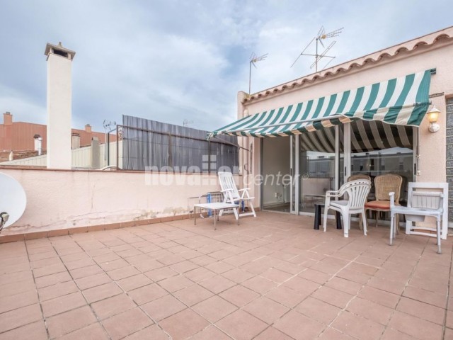 DÚPLEX EN SANT PERE. TERRAZA A PIE DE COMEDOR Y ESTUDIO CON TERRAZA SOLARIUM.